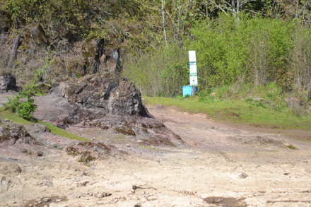 Entrance to Elk Rock Island with signage – low tide access from Spring Park